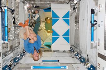 Astronautenrückzugsraum Raumstation (Collage: © LIQUIFER Systems Group, 2010, Hintergrundbild: courtesy of NASA)